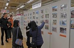 鳥取大震災の記録に見入る人たち 鳥取大震災の記録に見入る人たち