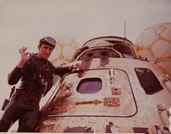 after the rough landing of Apollo 13, one of the divers in charge of recovery indicates with a gesture that everything is going well with Lovell, Haise and Swigert, before the opening of the hatch.