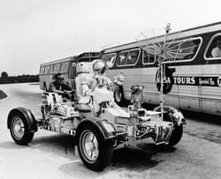 1972. An undeniable chance for these visitors to the KSC with NASA Tours, to pass close to Gene Cernan in training at the controls of the LRV, and who makes them a sign.