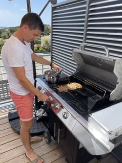 Soirées corses garanties — barbecue à gaz premium face au golfe. Soirées corses garanties — barbecue à gaz premium face au golfe.