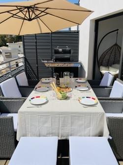 Table, chaises, bains de soleil — votre salle à manger en plein air. Table, chaises, bains de soleil — votre salle à manger en plein air.