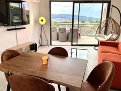 Séjour lumineux et climatisé — TV 65" 4K, Sound System, ouverture sur terrasse. Séjour lumineux et climatisé — TV 65" 4K, Sound System, ouverture sur terrasse.