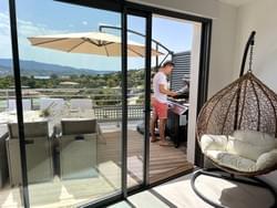 Vue depuis le séjour vers la terrasse et la baie d'Agosta. Vue depuis le séjour vers la terrasse et la baie d'Agosta.