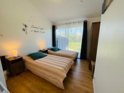 Grand Gîte Soleil chambre 4 au rez-de-chaussée, chambre double avec 2 lits simples 90x200 ou grand lit double 180x200, salle de douche privée, plaid ou ventilateur à dispo selon la saison. Grand Gîte Soleil chambre 4 au rez-de-chaussée, chambre double avec 2 lits simples 90x200 ou grand lit double 180x200, salle de douche privée, plaid ou ventilateur à dispo selon la saison.