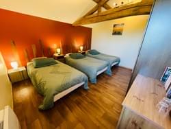 Grand Gîte Soleil chambre 5 à l'étage, chambre triple avec 3 lits simples 90x190 ou 1 grand lit double 180x190 et 1 lit simple, plaid ou ventilateur à dispo selon la saison. Grand Gîte Soleil chambre 5 à l'étage, chambre triple avec 3 lits simples 90x190 ou 1 grand lit double 180x190 et 1 lit simple, plaid ou ventilateur à dispo selon la saison.