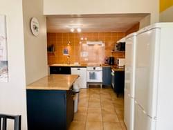 Grand Gîte Soleil cuisine, 2 frigos-congélateurs, 2 poubelles (tri sélectif), plan de travail Grand Gîte Soleil cuisine, 2 frigos-congélateurs, 2 poubelles (tri sélectif), plan de travail