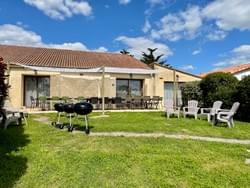 Grand Gîte Soleil Terrasse pour 24 personnes avec voiles d'ombrage. Grand Gîte Soleil Terrasse pour 24 personnes avec voiles d'ombrage.