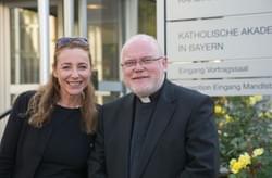 Diana Iljine mit dem Erzbischof von München und Freising, Kardinal Reinhard Marx bei der Preisverleihung