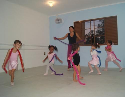 Kreativer Kindertanz – Kinder, lasst uns tanzen!