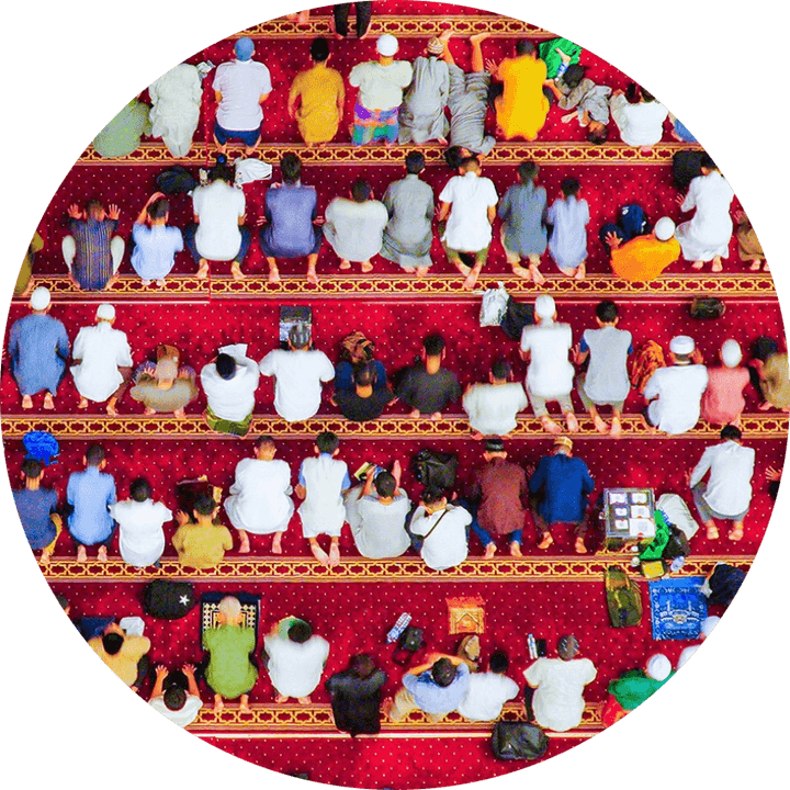 Screenshot of article with title and picture of a niqab wearing woman on a busy street Screenshot of article with title and picture of a niqab wearing woman on a busy street