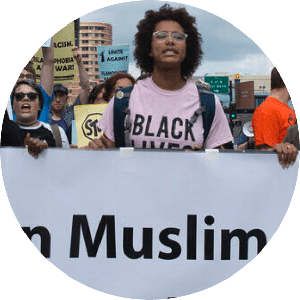 Screenshot of article with title and picture of a niqab wearing woman on a busy street Screenshot of article with title and picture of a niqab wearing woman on a busy street