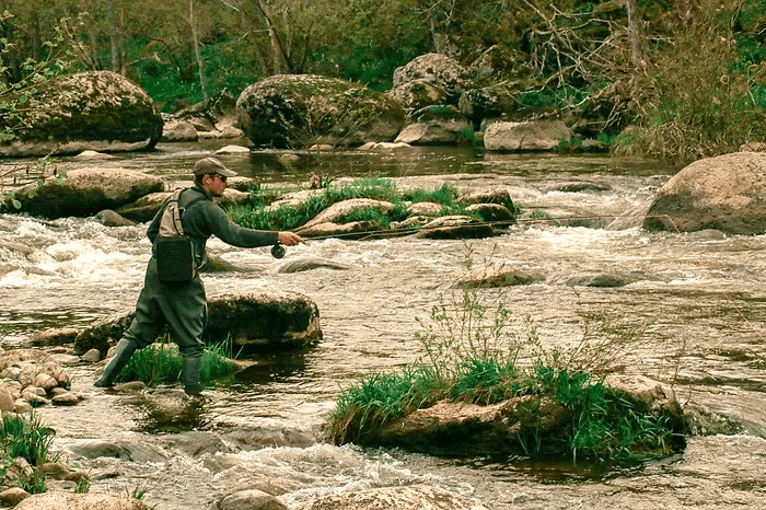 Evasion, pêche dans le cantal et sur les plateaux de l'aubrac. Ici, une photo du Bès, le plus long cours d'eau de l'Aubrac, que le guide local de Chaudes-aigues, Arthur Villaneau arpente depuis des années. Evasion, pêche dans le cantal et sur les plateaux de l'aubrac. Ici, une photo du Bès, le plus long cours d'eau de l'Aubrac, que le guide local de Chaudes-aigues, Arthur Villaneau arpente depuis des années.