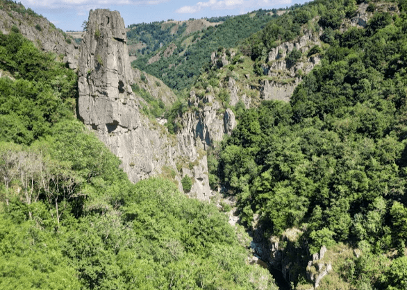 Un bol d'air frais, la randonnée, le canyoning toutes ces activités de plein air lors de vos séjours de tourisme dans le Cantal. Ici les gorges du Bès au coeur du Parc Naturel Regional Aubrac. Un bol d'air frais, la randonnée, le canyoning toutes ces activités de plein air lors de vos séjours de tourisme dans le Cantal. Ici les gorges du Bès au coeur du Parc Naturel Regional Aubrac.