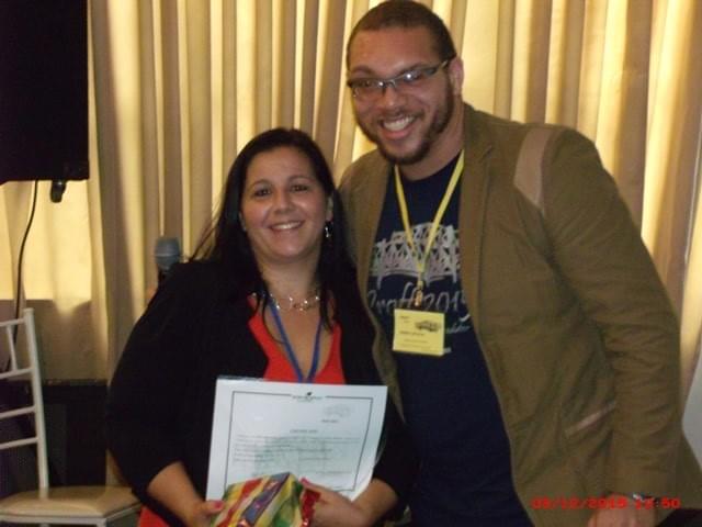 Palestrante internacional (Drita Protopapa, MAPA, EUA) recebe o certificado das mãos do Mestre de Cerimônias André Luiz no PROFT 2015 Palestrante internacional (Drita Protopapa, MAPA, EUA) recebe o certificado das mãos do Mestre de Cerimônias André Luiz no PROFT 2015