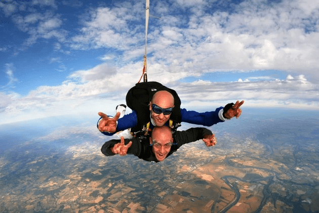 Il existe une école de parachutisme agréée se situe sur l’Aérodrome de La Réole à 35 minutes de Bordeaux en direction de Toulouse. L'école Espace Chute Libre vous invite pour découvrir toutes les disciplines du parachutisme et les joies de la chute libre que ce soit en saut tandem ou seul avec votre propre parachute ! Il existe une école de parachutisme agréée se situe sur l’Aérodrome de La Réole à 35 minutes de Bordeaux en direction de Toulouse. L'école Espace Chute Libre vous invite pour découvrir toutes les disciplines du parachutisme et les joies de la chute libre que ce soit en saut tandem ou seul avec votre propre parachute !