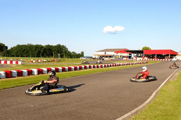 Le circuit de karting Kartagen, installé sur un terrain d’une superficie de 6 hectares, c’est tout simplement la meilleure piste du Lot-et-Garonne (47). Vous y serez accueilli chaleureusement à toute heure. Une piste vallonnée de 1200 mètres en plein air, avec reliefs et virages aveugles, 2 circuits et une vitesse maximale en pointe de 100 kilomètres heures, c’est ce qui vous attend au karting de Layrac. Hors de la piste, Kartagen c’est un espace familial et convivial qui propose aux familles et spectateurs de profiter d’un cadre agréable et ainsi se plonger dans la course avec une vue panoramique sur le circuit. Le circuit de karting Kartagen, installé sur un terrain d’une superficie de 6 hectares, c’est tout simplement la meilleure piste du Lot-et-Garonne (47). Vous y serez accueilli chaleureusement à toute heure. Une piste vallonnée de 1200 mètres en plein air, avec reliefs et virages aveugles, 2 circuits et une vitesse maximale en pointe de 100 kilomètres heures, c’est ce qui vous attend au karting de Layrac. Hors de la piste, Kartagen c’est un espace familial et convivial qui propose aux familles et spectateurs de profiter d’un cadre agréable et ainsi se plonger dans la course avec une vue panoramique sur le circuit.