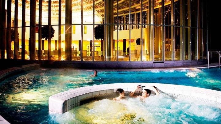 Il y a plusieurs spas à Tonneins (à 5-10 minutes en voiture de Château Lena). Casteljaloux est situé à environ 20-30 minutes de route de Château Lena et propose un spa thermal de classe mondiale avec piscines intérieure et extérieure, bain japonais, sauna. , Jacuzzi et bien sûr un éventail de soins de bien-être et d’esthétique, notamment des massages, des gommages et des sculptures. Notez que les hommes doivent porter un short de bain étroit pour accéder au spa de jour (aucun short de surfeur n'est autorisé). Il y a aussi une fabuleuse gelateria à Casteljaloux pour ceux qui souhaitent se détendre après une journée chaude et ensoleillée! Il y a plusieurs spas à Tonneins (à 5-10 minutes en voiture de Château Lena). Casteljaloux est situé à environ 20-30 minutes de route de Château Lena et propose un spa thermal de classe mondiale avec piscines intérieure et extérieure, bain japonais, sauna. , Jacuzzi et bien sûr un éventail de soins de bien-être et d’esthétique, notamment des massages, des gommages et des sculptures. Notez que les hommes doivent porter un short de bain étroit pour accéder au spa de jour (aucun short de surfeur n'est autorisé). Il y a aussi une fabuleuse gelateria à Casteljaloux pour ceux qui souhaitent se détendre après une journée chaude et ensoleillée!