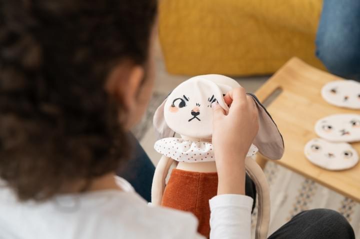 Un enfant apprend à mieux connaître ses émotions en séance Un enfant apprend à mieux connaître ses émotions en séance