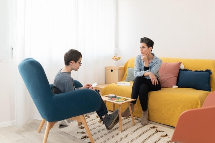 Un enfant apprend à mieux connaître ses émotions en séance Un enfant apprend à mieux connaître ses émotions en séance
