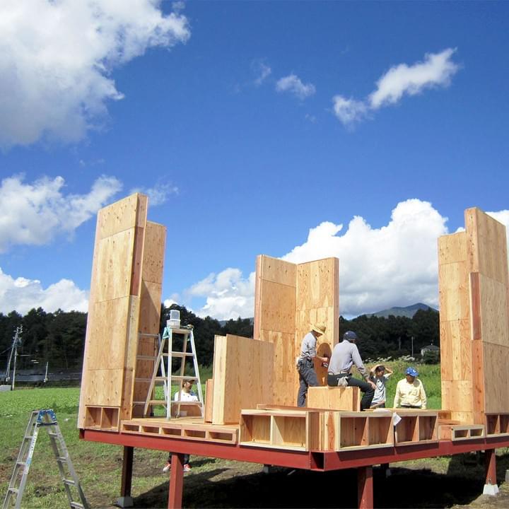 2017年、仲間と一緒に建築中のDANKE HOUSE「工房前DANKE」。長野県小諸市柏木。 2017年、仲間と一緒に建築中のDANKE HOUSE「工房前DANKE」。長野県小諸市柏木。