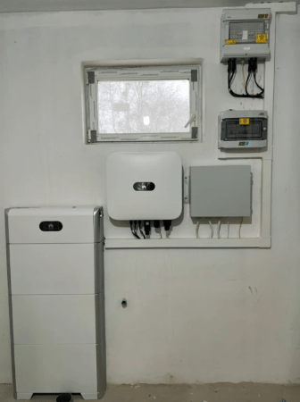 10kW-os hibrid Huawei inverter, AC és DC oldali túlfeszültség levezetőkkel. Hibrid működéshez szükséges BackUpBox és egy 15 kWh tárolására alkalmas Luna akkumulátorral 10kW-os hibrid Huawei inverter, AC és DC oldali túlfeszültség levezetőkkel. Hibrid működéshez szükséges BackUpBox és egy 15 kWh tárolására alkalmas Luna akkumulátorral