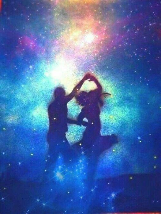 L'ombre d'une femme et d'un homme, dansant ensemble, représentant l'union du féminin et du masculin, devant un fond bleu étoilé L'ombre d'une femme et d'un homme, dansant ensemble, représentant l'union du féminin et du masculin, devant un fond bleu étoilé