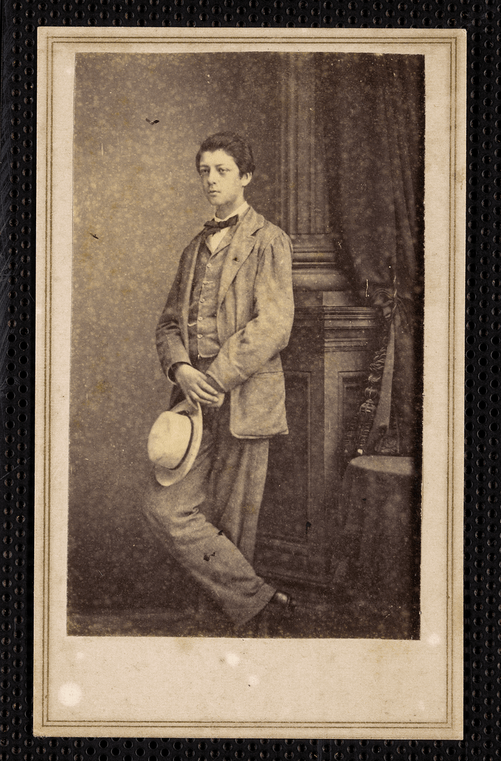 1 épreuve photographique : carte de visite, papier albuminé ; 8,4 x 5 centimètres 1 épreuve photographique : carte de visite, papier albuminé ; 8,4 x 5 centimètres