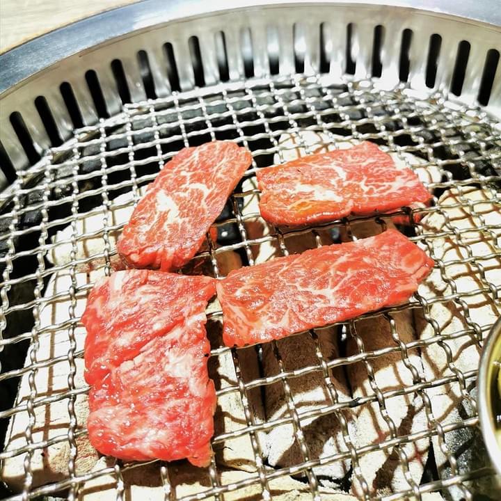 2021年台北最強環保輕燒肉,現正推出美味燒肉台北外帶外送中及全台宅配,裡面有非常新鮮多樣的食材,頂級牛肉、好吃豬肉和雞肉、還有超級新鮮的海鮮,還有多種蔬菜,讓您均衡飲食,食材都己經幫您處理好,送到就直接享用,精美的大理石紋包裝,讓您們疫情在家慶祝也充滿儀式感,包裝講求環保材質及可重覆使用,讓您減少垃圾又享用到健康美味的燒肉。 台北燒肉推薦、台北最強健康環保輕燒肉燒烤、父親節與母親節首選健康餐廳、生日大餐、同事聚餐給你們滿滿的歡樂,單點套餐、代烤桌邊服務,讓您享受到頂級燒肉的美味,健康、無煙、美味、環保絕對值得您來體驗。  2021年台北最強環保輕燒肉,現正推出美味燒肉台北外帶外送中及全台宅配,裡面有非常新鮮多樣的食材,頂級牛肉、好吃豬肉和雞肉、還有超級新鮮的海鮮,還有多種蔬菜,讓您均衡飲食,食材都己經幫您處理好,送到就直接享用,精美的大理石紋包裝,讓您們疫情在家慶祝也充滿儀式感,包裝講求環保材質及可重覆使用,讓您減少垃圾又享用到健康美味的燒肉。 台北燒肉推薦、台北最強健康環保輕燒肉燒烤、父親節與母親節首選健康餐廳、生日大餐、同事聚餐給你們滿滿的歡樂,單點套餐、代烤桌邊服務,讓您享受到頂級燒肉的美味,健康、無煙、美味、環保絕對值得您來體驗。