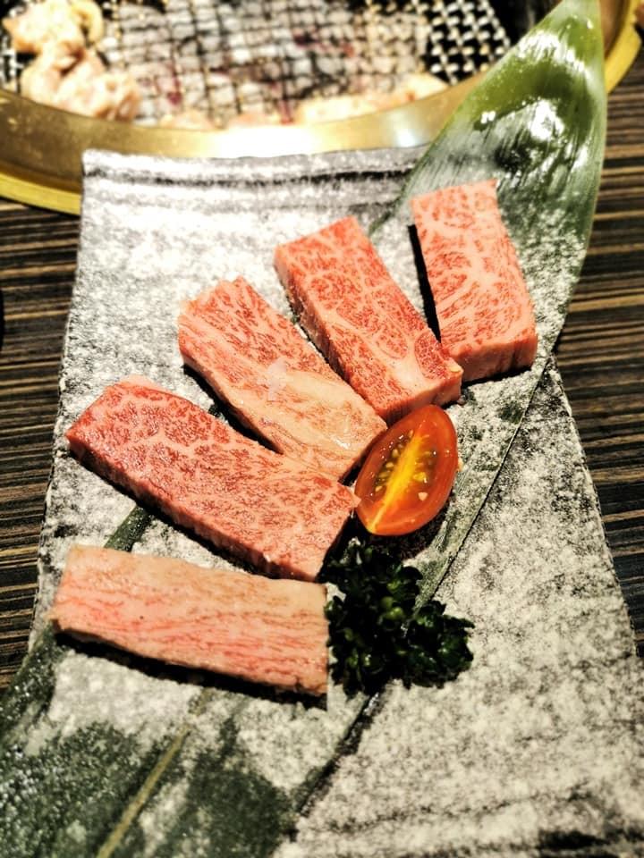 2021年台北最強環保輕燒肉,現正推出美味燒肉台北外帶外送中及全台宅配,裡面有非常新鮮多樣的食材,頂級牛肉、好吃豬肉和雞肉、還有超級新鮮的海鮮,還有多種蔬菜,讓您均衡飲食,食材都己經幫您處理好,送到就直接享用,精美的大理石紋包裝,讓您們疫情在家慶祝也充滿儀式感,包裝講求環保材質及可重覆使用,讓您減少垃圾又享用到健康美味的燒肉。 台北燒肉推薦、台北最強健康環保輕燒肉燒烤、父親節與母親節首選健康餐廳、生日大餐、同事聚餐給你們滿滿的歡樂,單點套餐、代烤桌邊服務,讓您享受到頂級燒肉的美味,健康、無煙、美味、環保絕對值得您來體驗。  2021年台北最強環保輕燒肉,現正推出美味燒肉台北外帶外送中及全台宅配,裡面有非常新鮮多樣的食材,頂級牛肉、好吃豬肉和雞肉、還有超級新鮮的海鮮,還有多種蔬菜,讓您均衡飲食,食材都己經幫您處理好,送到就直接享用,精美的大理石紋包裝,讓您們疫情在家慶祝也充滿儀式感,包裝講求環保材質及可重覆使用,讓您減少垃圾又享用到健康美味的燒肉。 台北燒肉推薦、台北最強健康環保輕燒肉燒烤、父親節與母親節首選健康餐廳、生日大餐、同事聚餐給你們滿滿的歡樂,單點套餐、代烤桌邊服務,讓您享受到頂級燒肉的美味,健康、無煙、美味、環保絕對值得您來體驗。