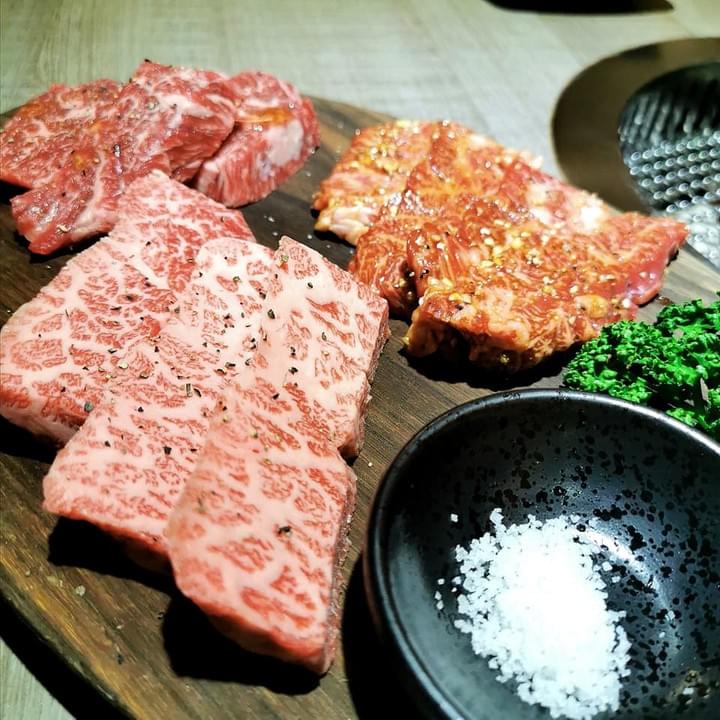 2021年台北最強環保輕燒肉,現正推出美味燒肉台北外帶外送中及全台宅配,裡面有非常新鮮多樣的食材,頂級牛肉、好吃豬肉和雞肉、還有超級新鮮的海鮮,還有多種蔬菜,讓您均衡飲食,食材都己經幫您處理好,送到就直接享用,精美的大理石紋包裝,讓您們疫情在家慶祝也充滿儀式感,包裝講求環保材質及可重覆使用,讓您減少垃圾又享用到健康美味的燒肉。 台北燒肉推薦、台北最強健康環保輕燒肉燒烤、父親節與母親節首選健康餐廳、生日大餐、同事聚餐給你們滿滿的歡樂,單點套餐、代烤桌邊服務,讓您享受到頂級燒肉的美味,健康、無煙、美味、環保絕對值得您來體驗。  2021年台北最強環保輕燒肉,現正推出美味燒肉台北外帶外送中及全台宅配,裡面有非常新鮮多樣的食材,頂級牛肉、好吃豬肉和雞肉、還有超級新鮮的海鮮,還有多種蔬菜,讓您均衡飲食,食材都己經幫您處理好,送到就直接享用,精美的大理石紋包裝,讓您們疫情在家慶祝也充滿儀式感,包裝講求環保材質及可重覆使用,讓您減少垃圾又享用到健康美味的燒肉。 台北燒肉推薦、台北最強健康環保輕燒肉燒烤、父親節與母親節首選健康餐廳、生日大餐、同事聚餐給你們滿滿的歡樂,單點套餐、代烤桌邊服務,讓您享受到頂級燒肉的美味,健康、無煙、美味、環保絕對值得您來體驗。