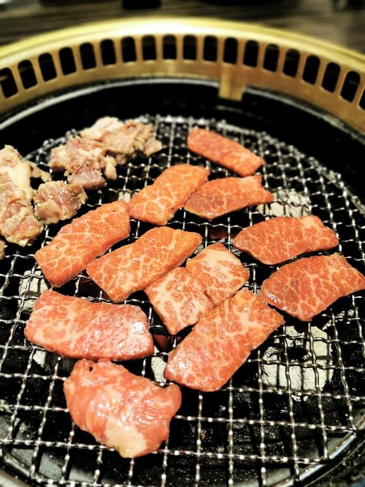 2021年台北最強環保輕燒肉,現正推出美味燒肉台北外帶外送中及全台宅配,裡面有非常新鮮多樣的食材,頂級牛肉、好吃豬肉和雞肉、還有超級新鮮的海鮮,還有多種蔬菜,讓您均衡飲食,食材都己經幫您處理好,送到就直接享用,精美的大理石紋包裝,讓您們疫情在家慶祝也充滿儀式感,包裝講求環保材質及可重覆使用,讓您減少垃圾又享用到健康美味的燒肉。 台北燒肉推薦、台北最強健康環保輕燒肉燒烤、父親節與母親節首選健康餐廳、生日大餐、同事聚餐給你們滿滿的歡樂,單點套餐、代烤桌邊服務,讓您享受到頂級燒肉的美味,健康、無煙、美味、環保絕對值得您來體驗。  2021年台北最強環保輕燒肉,現正推出美味燒肉台北外帶外送中及全台宅配,裡面有非常新鮮多樣的食材,頂級牛肉、好吃豬肉和雞肉、還有超級新鮮的海鮮,還有多種蔬菜,讓您均衡飲食,食材都己經幫您處理好,送到就直接享用,精美的大理石紋包裝,讓您們疫情在家慶祝也充滿儀式感,包裝講求環保材質及可重覆使用,讓您減少垃圾又享用到健康美味的燒肉。 台北燒肉推薦、台北最強健康環保輕燒肉燒烤、父親節與母親節首選健康餐廳、生日大餐、同事聚餐給你們滿滿的歡樂,單點套餐、代烤桌邊服務,讓您享受到頂級燒肉的美味,健康、無煙、美味、環保絕對值得您來體驗。