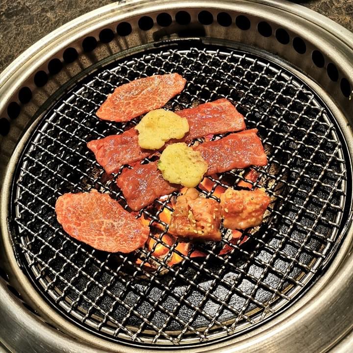 2021年台北最強環保輕燒肉,現正推出美味燒肉台北外帶外送中及全台宅配,裡面有非常新鮮多樣的食材,頂級牛肉、好吃豬肉和雞肉、還有超級新鮮的海鮮,還有多種蔬菜,讓您均衡飲食,食材都己經幫您處理好,送到就直接享用,精美的大理石紋包裝,讓您們疫情在家慶祝也充滿儀式感,包裝講求環保材質及可重覆使用,讓您減少垃圾又享用到健康美味的燒肉。 台北燒肉推薦、台北最強健康環保輕燒肉燒烤、父親節與母親節首選健康餐廳、生日大餐、同事聚餐給你們滿滿的歡樂,單點套餐、代烤桌邊服務,讓您享受到頂級燒肉的美味,健康、無煙、美味、環保絕對值得您來體驗。  2021年台北最強環保輕燒肉,現正推出美味燒肉台北外帶外送中及全台宅配,裡面有非常新鮮多樣的食材,頂級牛肉、好吃豬肉和雞肉、還有超級新鮮的海鮮,還有多種蔬菜,讓您均衡飲食,食材都己經幫您處理好,送到就直接享用,精美的大理石紋包裝,讓您們疫情在家慶祝也充滿儀式感,包裝講求環保材質及可重覆使用,讓您減少垃圾又享用到健康美味的燒肉。 台北燒肉推薦、台北最強健康環保輕燒肉燒烤、父親節與母親節首選健康餐廳、生日大餐、同事聚餐給你們滿滿的歡樂,單點套餐、代烤桌邊服務,讓您享受到頂級燒肉的美味,健康、無煙、美味、環保絕對值得您來體驗。