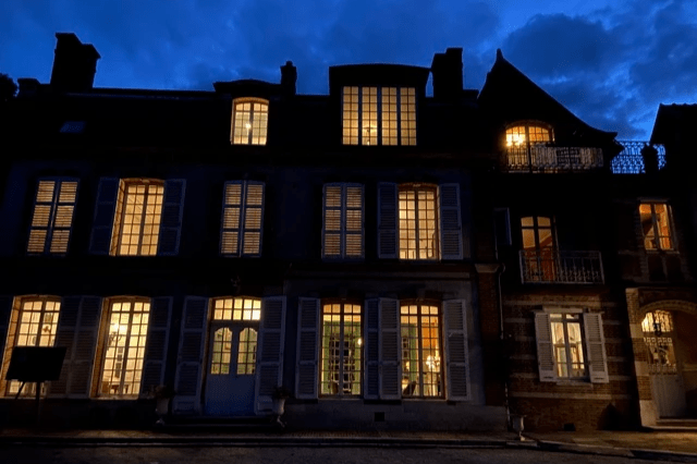 Domaine de Dampierre en Yvelines, situé dans les Yvelines, pendant la nuit. Château de style Louis XVI. Domaine de Dampierre en Yvelines, situé dans les Yvelines, pendant la nuit. Château de style Louis XVI.