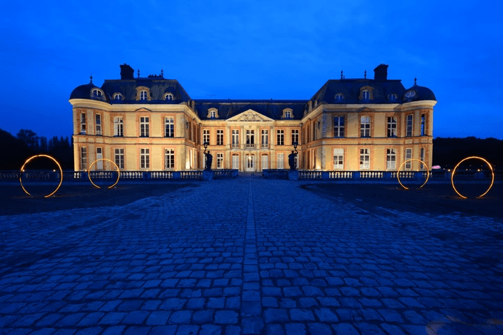 Domaine de Dampierre en Yvelines, situé dans les Yvelines, pendant la nuit. Château de style Louis XVI. Domaine de Dampierre en Yvelines, situé dans les Yvelines, pendant la nuit. Château de style Louis XVI.