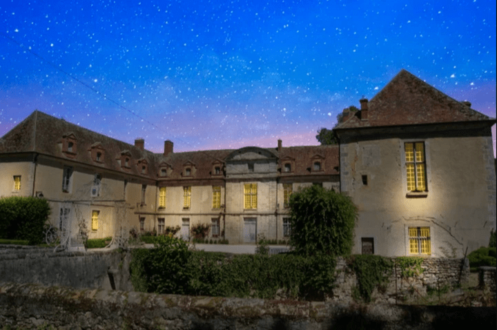 Domaine de Dampierre en Yvelines, situé dans les Yvelines, pendant la nuit. Château de style Louis XVI. Domaine de Dampierre en Yvelines, situé dans les Yvelines, pendant la nuit. Château de style Louis XVI.