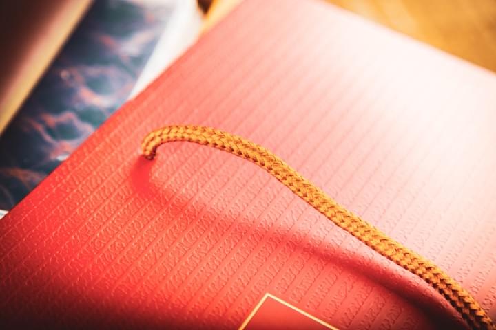 紙袋のハンドルの特徴: スピンドル紐、アクリル丸紐とも呼ばれる紐です、アクリル平紐についてもアクリル繊維を使った合成繊維で作られた紐です |美謙株式会社 紙袋のハンドルの特徴: スピンドル紐、アクリル丸紐とも呼ばれる紐です、アクリル平紐についてもアクリル繊維を使った合成繊維で作られた紐です |美謙株式会社