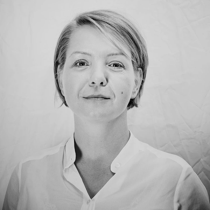 Czarno- białe zdjęcie młodej uśmiechniętej kobiety z włosami do ucha Czarno- białe zdjęcie młodej uśmiechniętej kobiety z włosami do ucha