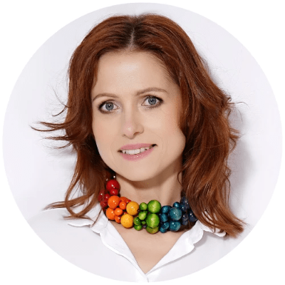 Zdjęcie biznesowe, uśmiechnięta Maja Wenciarska- psycholożka oraz trenerka w białej koszuli z kołnierzykiem i drewnianych koralach w kolorach tęczy  Zdjęcie biznesowe, uśmiechnięta Maja Wenciarska- psycholożka oraz trenerka w białej koszuli z kołnierzykiem i drewnianych koralach w kolorach tęczy