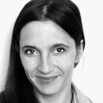 Czarno- białe zdjęcie młodej uśmiechniętej kobiety z długimi włosami  Czarno- białe zdjęcie młodej uśmiechniętej kobiety z długimi włosami