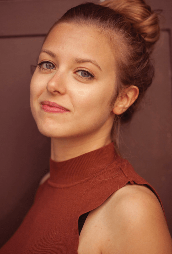 Photo de la directrice de la compagnie jeune femme blonde avec un t-shirt ocre. Photo de la directrice de la compagnie jeune femme blonde avec un t-shirt ocre.