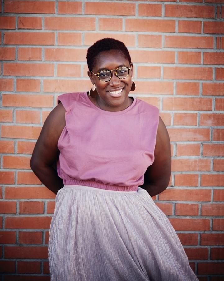 Considérant la vie comme une grande aventure semée d’embuches, Maïmouna fait de ses casseroles une force pour ne pas sombrer…  Un coup dur a fait qu'elle quitte tout pour voyager à travers le monde. Partir pour fuir mais en même découvrir autre chose. Des voyages, des merveilleuses rencontres et des invitations culinaires, qui ont fait qu'elle libère enfin sa passion de la cuisine qu'elle avait au fond d'elle. Et voilà comment commence l’aventure du Cook Trotteur avec dans un sac à dos : l'envie de partager, découvrir, rencontrer et d'échanger autour d'un plat. Considérant la vie comme une grande aventure semée d’embuches, Maïmouna fait de ses casseroles une force pour ne pas sombrer…  Un coup dur a fait qu'elle quitte tout pour voyager à travers le monde. Partir pour fuir mais en même découvrir autre chose. Des voyages, des merveilleuses rencontres et des invitations culinaires, qui ont fait qu'elle libère enfin sa passion de la cuisine qu'elle avait au fond d'elle. Et voilà comment commence l’aventure du Cook Trotteur avec dans un sac à dos : l'envie de partager, découvrir, rencontrer et d'échanger autour d'un plat.