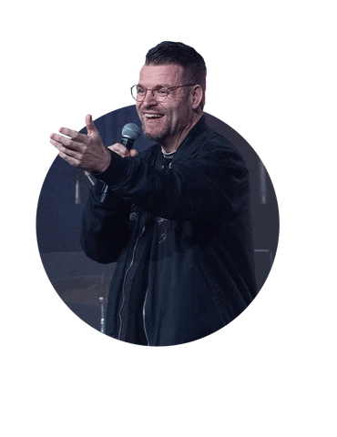 Pastor Thore Runkel beim Predigen zum Thema Leiterschaft. Pastor Thore Runkel beim Predigen zum Thema Leiterschaft.