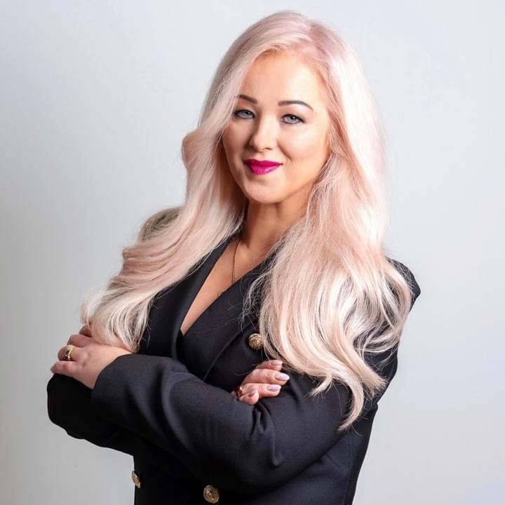 HAIRDRESSER IN OMG STUDIO HAIR SALON HAIRDRESSER IN OMG STUDIO HAIR SALON