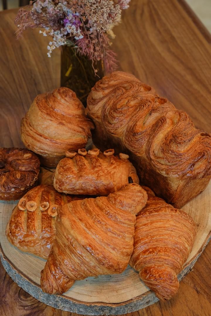 pain au lait bicolore pâtisserie naturelle nantes © romane lesellier balthazar agence pain au lait bicolore pâtisserie naturelle nantes © romane lesellier balthazar agence