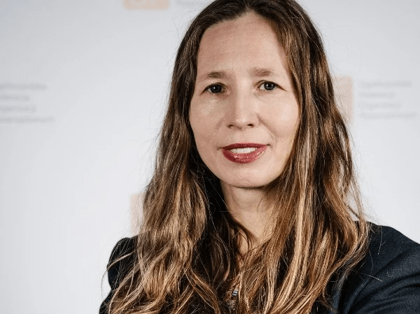 Zdjęcie przedstawiające Iwonę Janicką - uśmiechnięta kobieta w długich włosach Zdjęcie przedstawiające Iwonę Janicką - uśmiechnięta kobieta w długich włosach