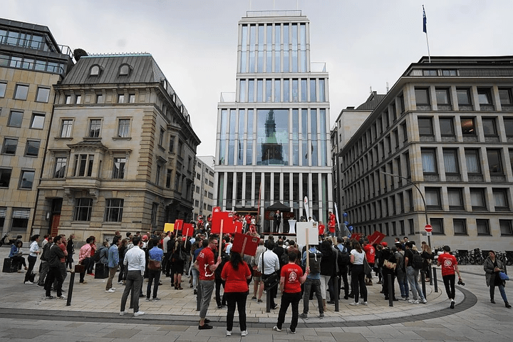 Die Demo vor dem Square war ordnungsgemäß angmeldet und gehörte zum Programm. Die Demo vor dem Square war ordnungsgemäß angmeldet und gehörte zum Programm.