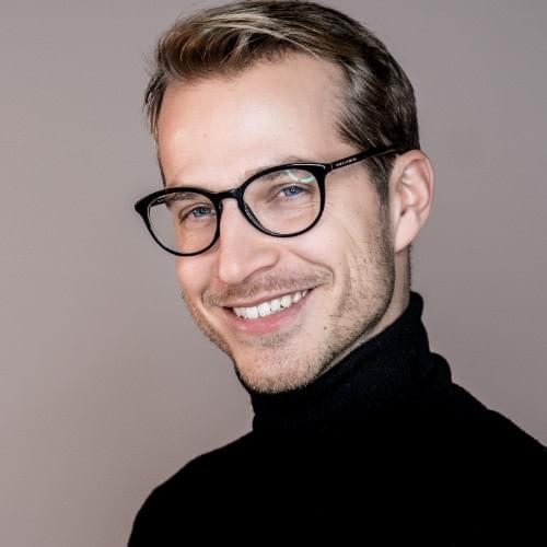 Dr. Aaron Brückner Dr. Aaron Brückner