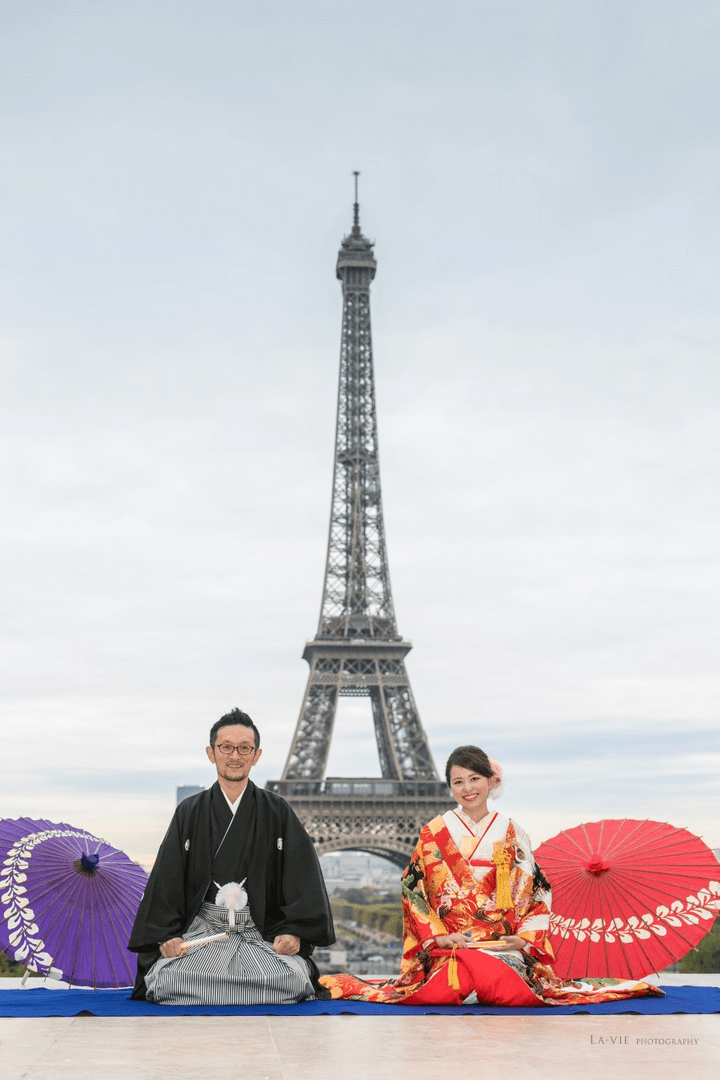 凛とした佇まいが男らしい、黒紋付羽織袴姿。 羽二重の着物と羽織、染め抜き五つ紋、袴は 精好仙台平で、品格のある ハレの日にふさわしい着姿を。 ☆黒紋付羽織袴レンタル 250€ ☆着付け 100€ きものなごみパリ 凛とした佇まいが男らしい、黒紋付羽織袴姿。 羽二重の着物と羽織、染め抜き五つ紋、袴は 精好仙台平で、品格のある ハレの日にふさわしい着姿を。 ☆黒紋付羽織袴レンタル 250€ ☆着付け 100€ きものなごみパリ