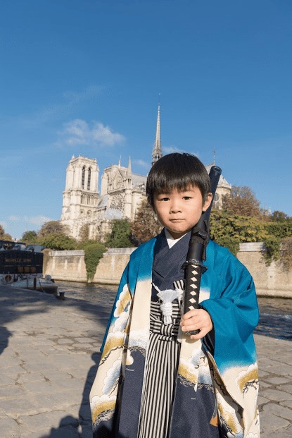 特典① 京都老舗 岩井製菓の千歳飴 プレゼント!! 特典② ママも一緒に お着物はいかがですか? 通常80€のところを、七五三価格 60€でお着付けいたします!! きものなごみパリ 特典① 京都老舗 岩井製菓の千歳飴 プレゼント!! 特典② ママも一緒に お着物はいかがですか? 通常80€のところを、七五三価格 60€でお着付けいたします!! きものなごみパリ