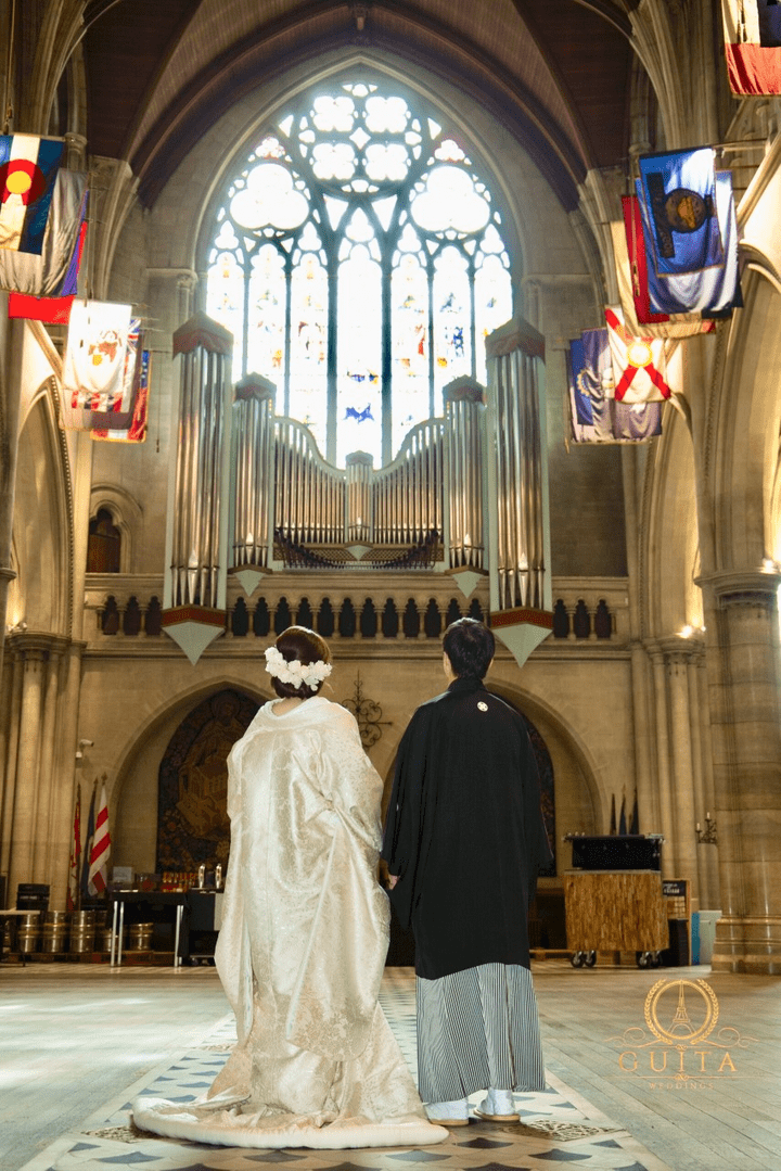 凛とした佇まいが男らしい、黒紋付羽織袴姿。 羽二重の着物と羽織、染め抜き五つ紋、袴は 精好仙台平で、品格のある ハレの日にふさわしい着姿を。 ☆黒紋付羽織袴レンタル 250€ ☆着付け 100€ きものなごみパリ 凛とした佇まいが男らしい、黒紋付羽織袴姿。 羽二重の着物と羽織、染め抜き五つ紋、袴は 精好仙台平で、品格のある ハレの日にふさわしい着姿を。 ☆黒紋付羽織袴レンタル 250€ ☆着付け 100€ きものなごみパリ